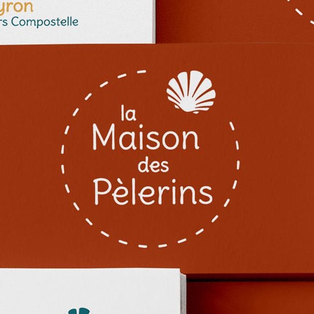 aperçu du logo compact de la Maison des Pèlerins, gîte d'étape à Vileneuve d'Aveyron - graphiste Toulouse